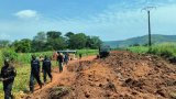 Centrafrique: à Bangui, le complexe transfert de dépouilles enterrées le long d’une artère en (…)